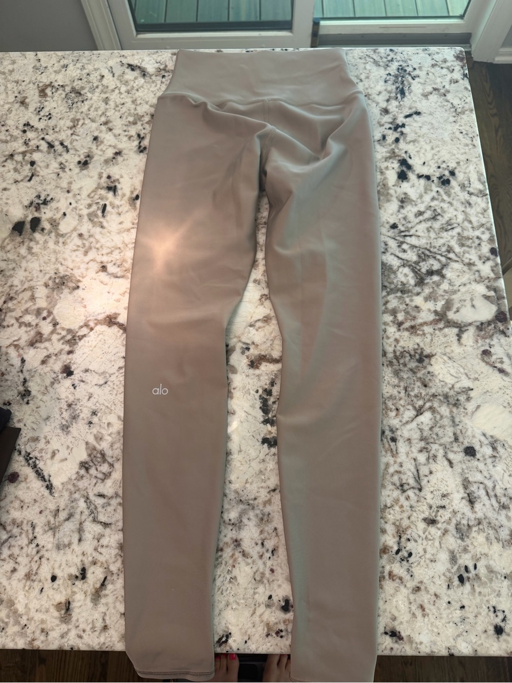 ALO Yoga Airlift High-Waist Leggings in Taupe (28in length)